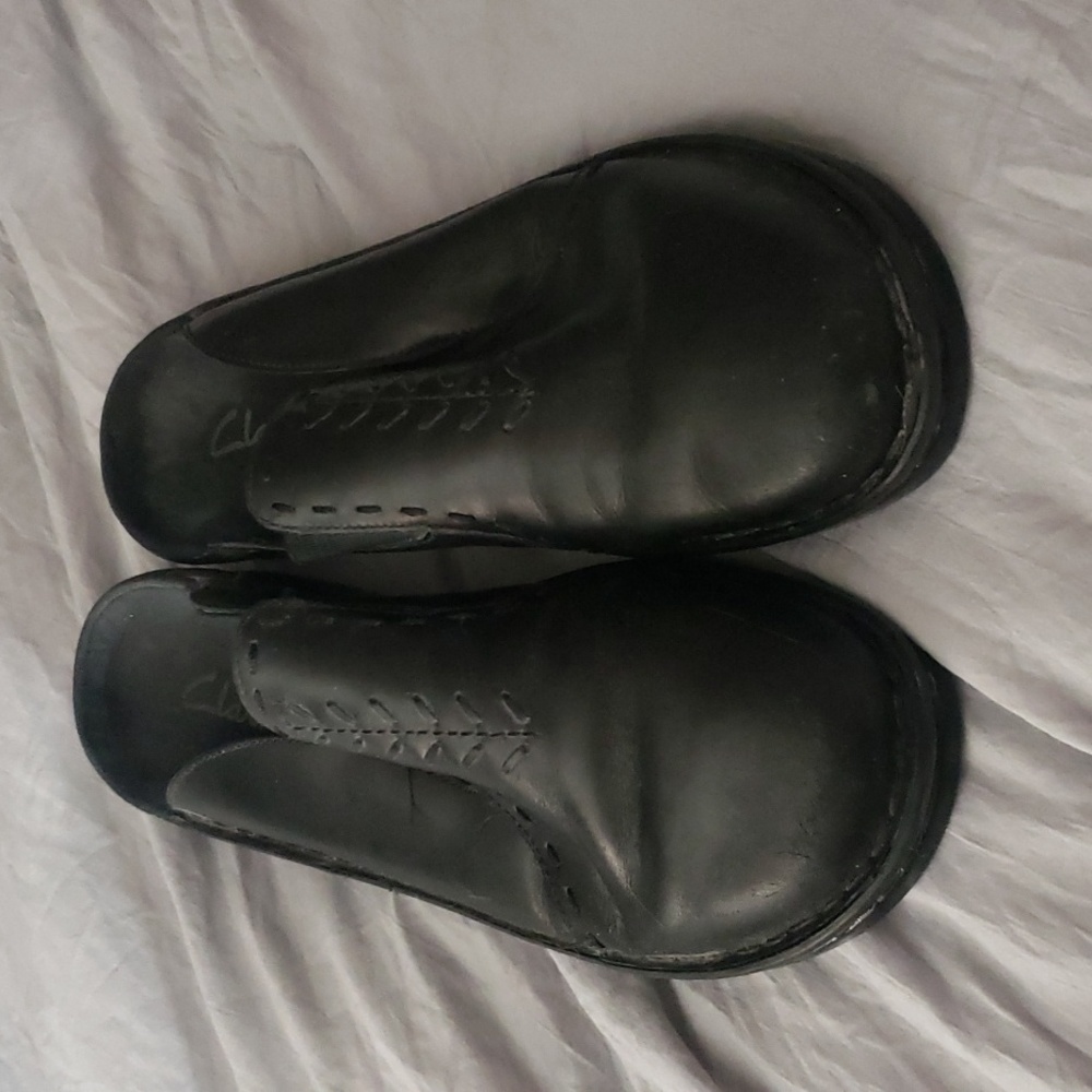 Clarks blk slip on's sz9